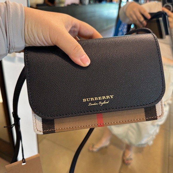 BURBERRY HAMPSHIRE BLACK SMALL CROSSBODY NEW WITH TAG - Picture 1 of 7